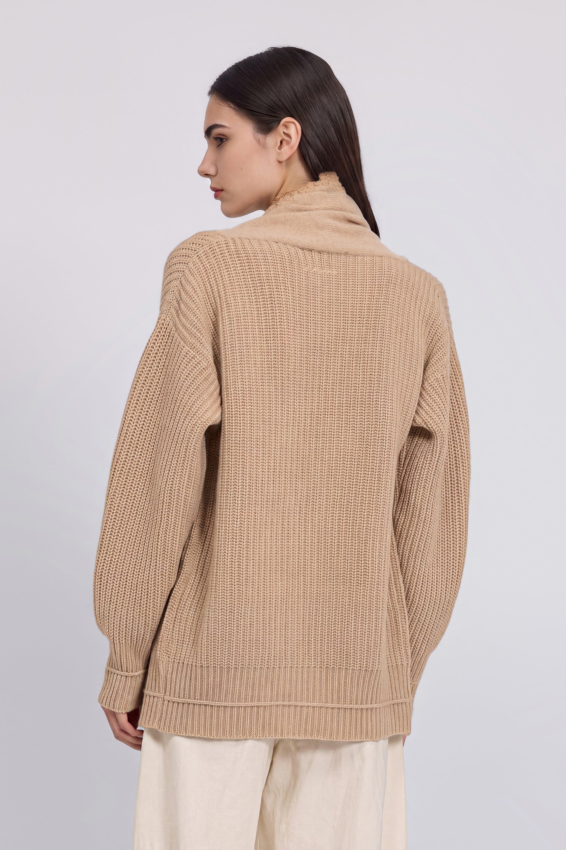 CARDIGAN EN MAILLE AVEC COL CHÂLE ET DĖTAILS EN DENTELLE
