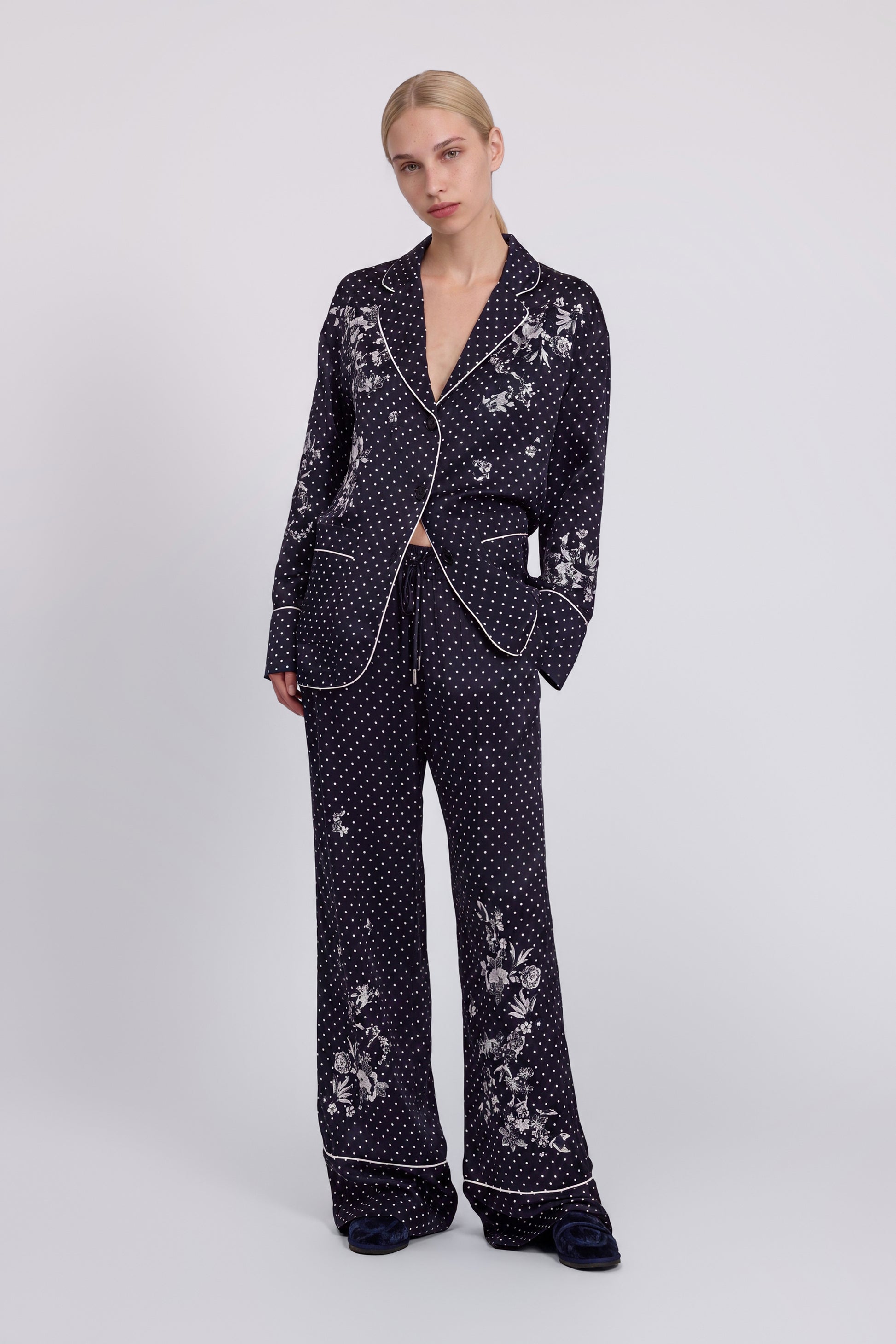 PANTALON À POIS EN SATIN AVEC BRODERIES FLORALES EN MICRO-PAILLETTES