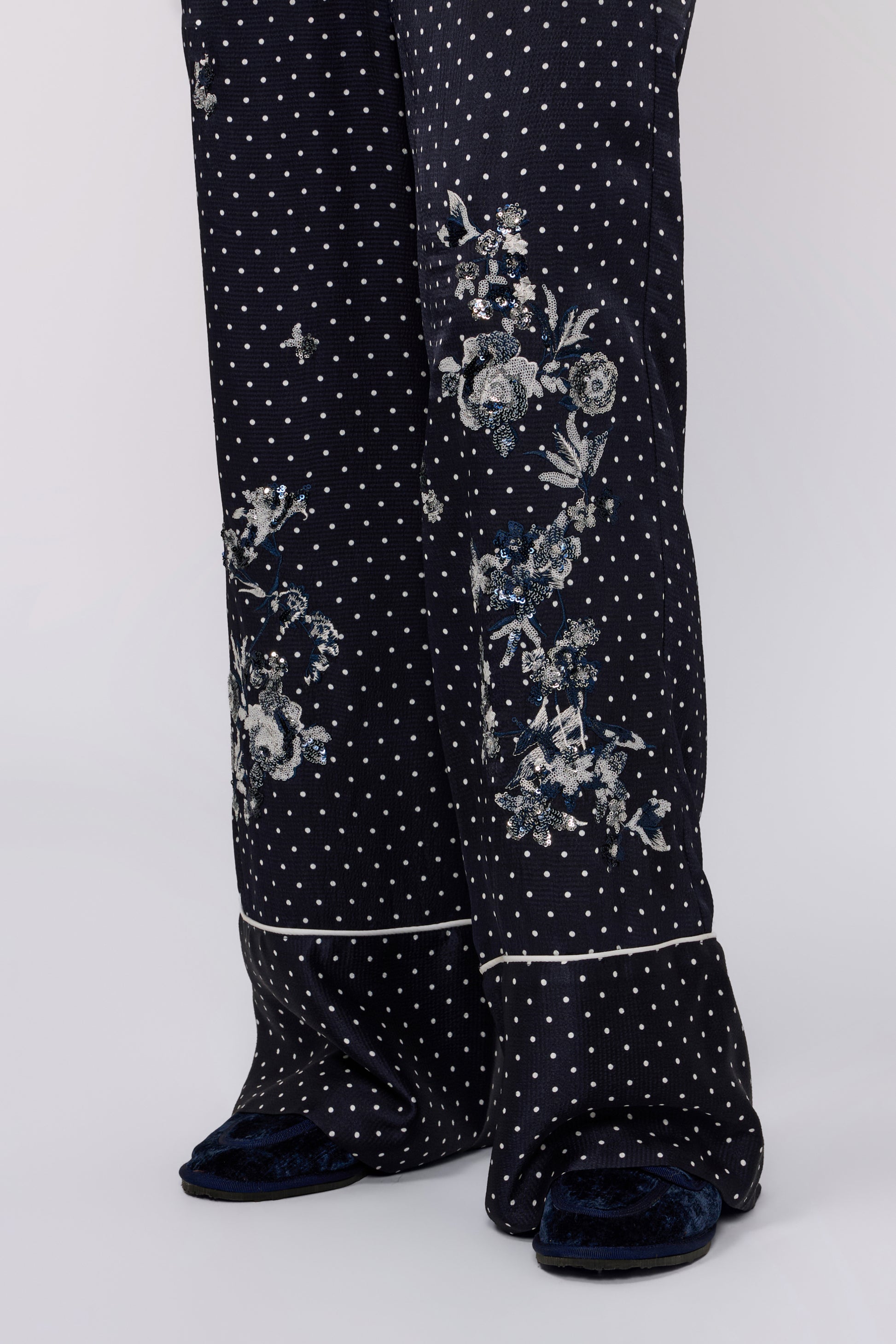 PANTALON À POIS EN SATIN AVEC BRODERIES FLORALES EN MICRO-PAILLETTES