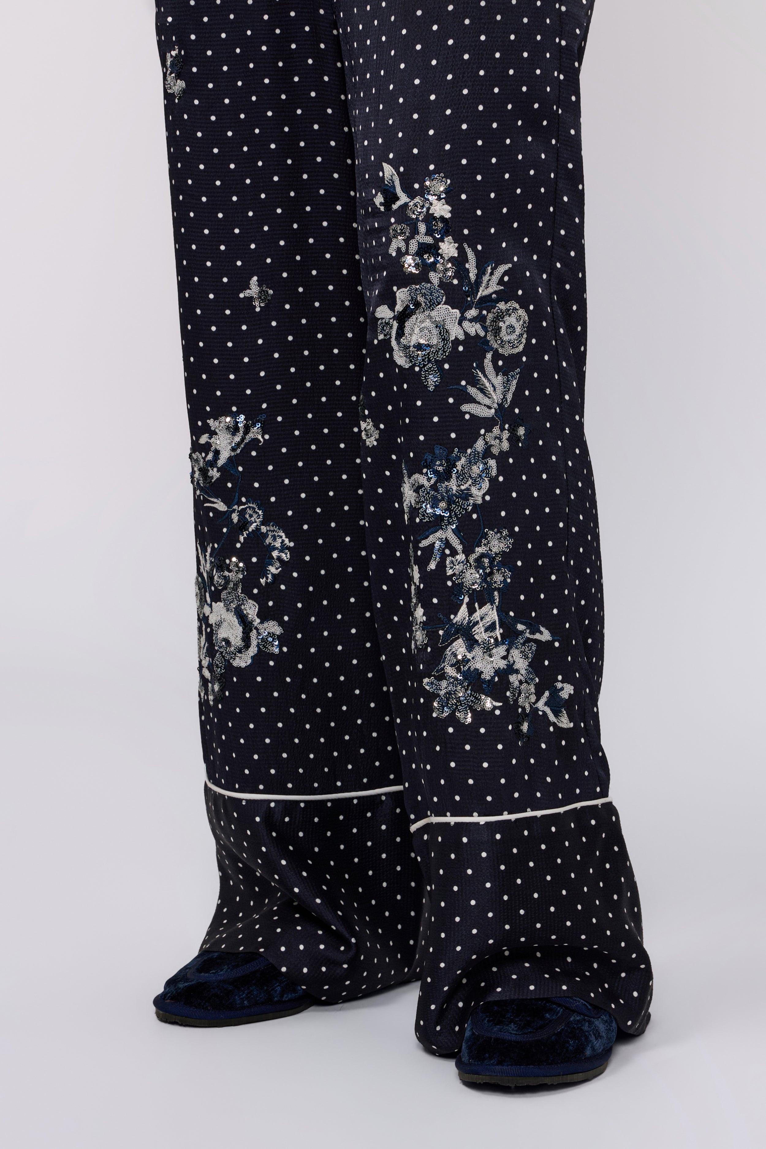 PANTALON À POIS EN SATIN AVEC BRODERIES FLORALES EN MICRO-PAILLETTES