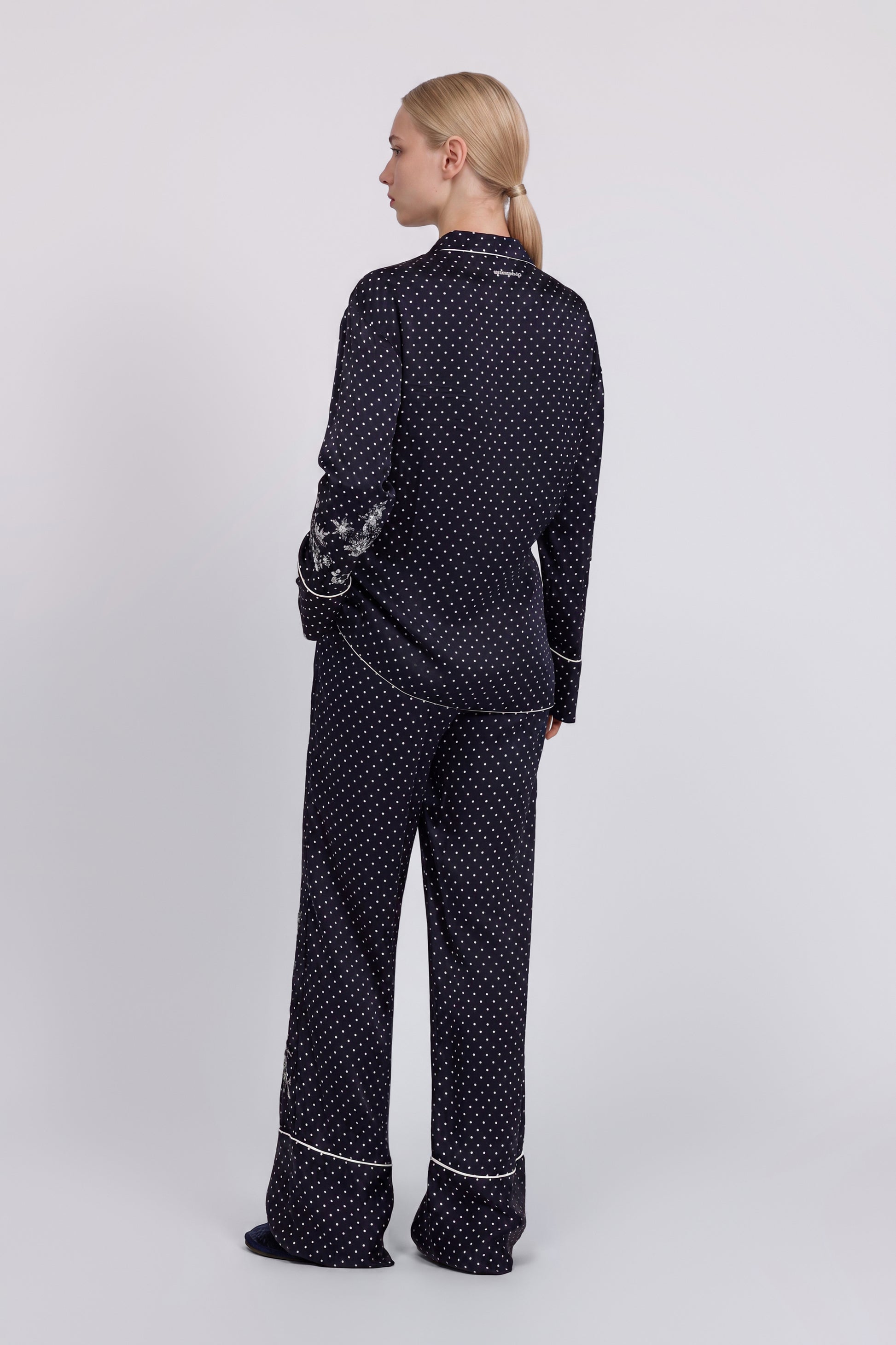 PANTALON À POIS EN SATIN AVEC BRODERIES FLORALES EN MICRO-PAILLETTES