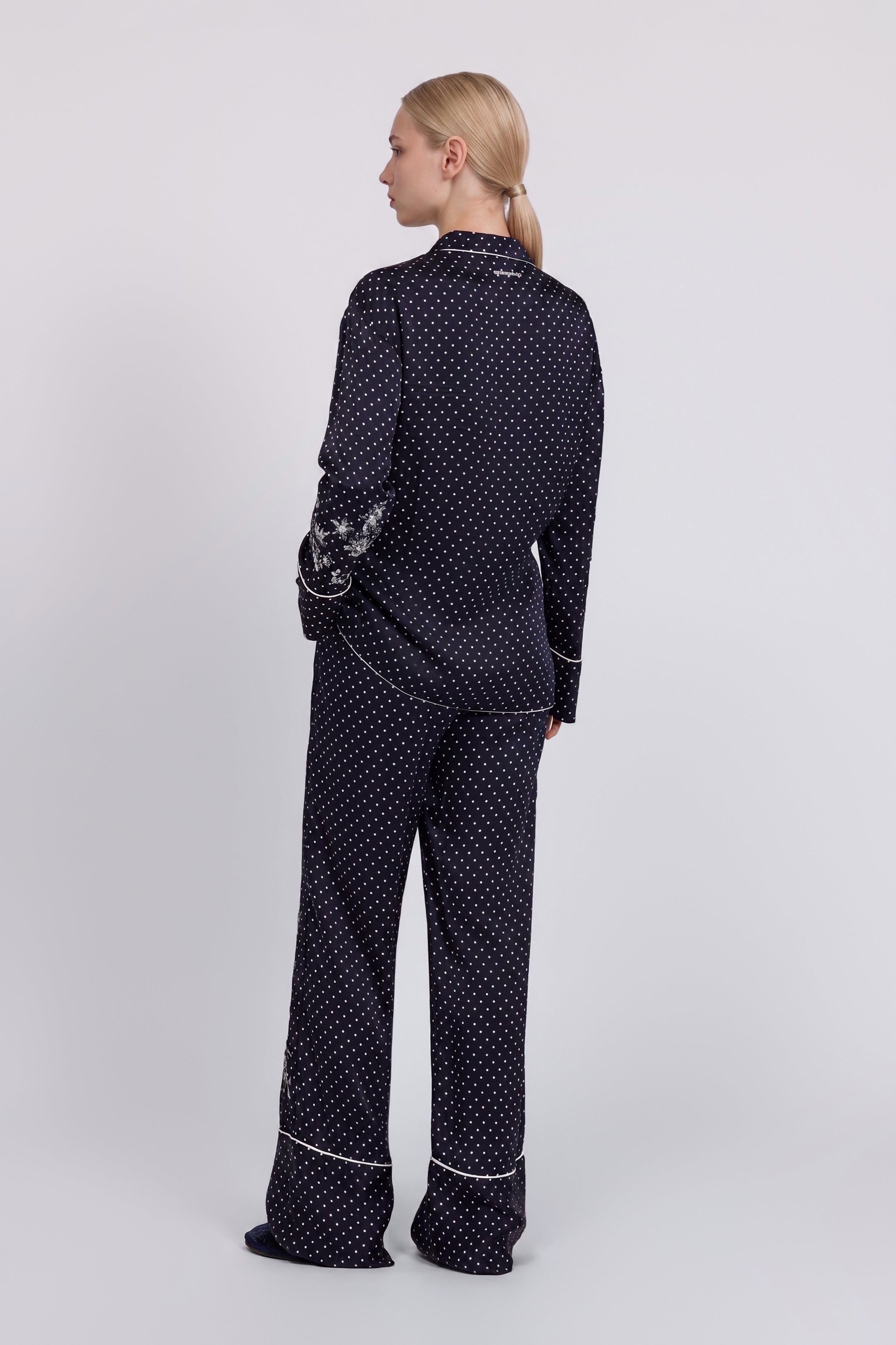 PANTALON À POIS EN SATIN AVEC BRODERIES FLORALES EN MICRO-PAILLETTES
