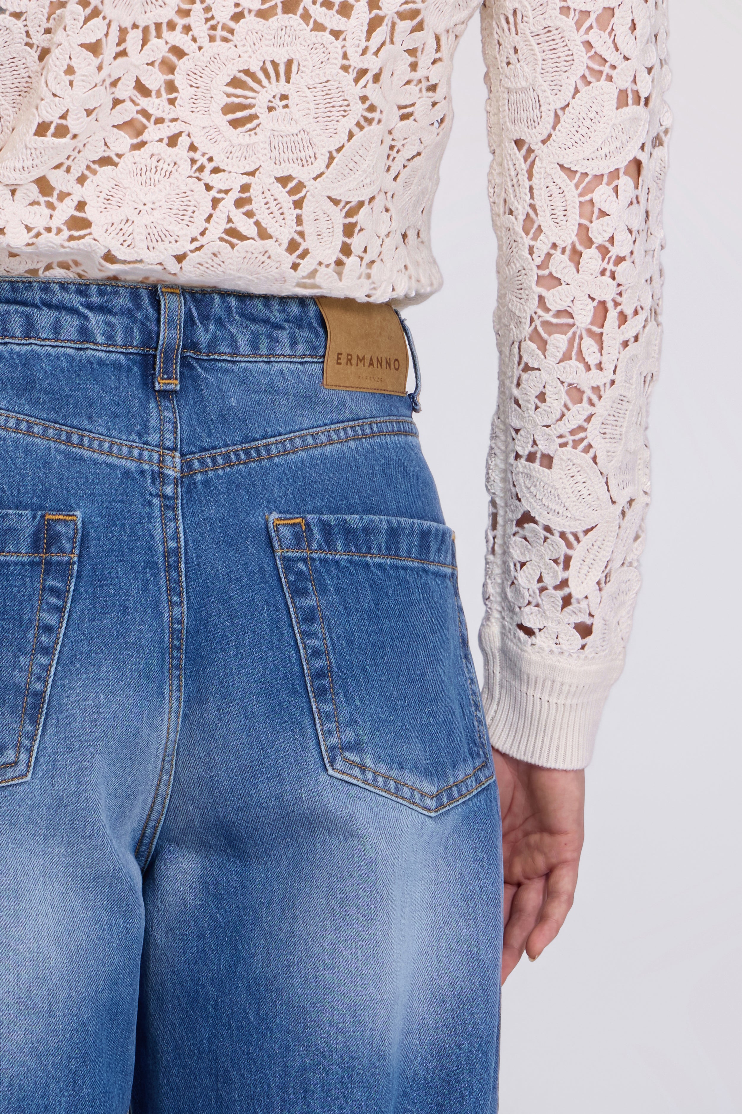 JEAN BARREL MEDIUM WASH