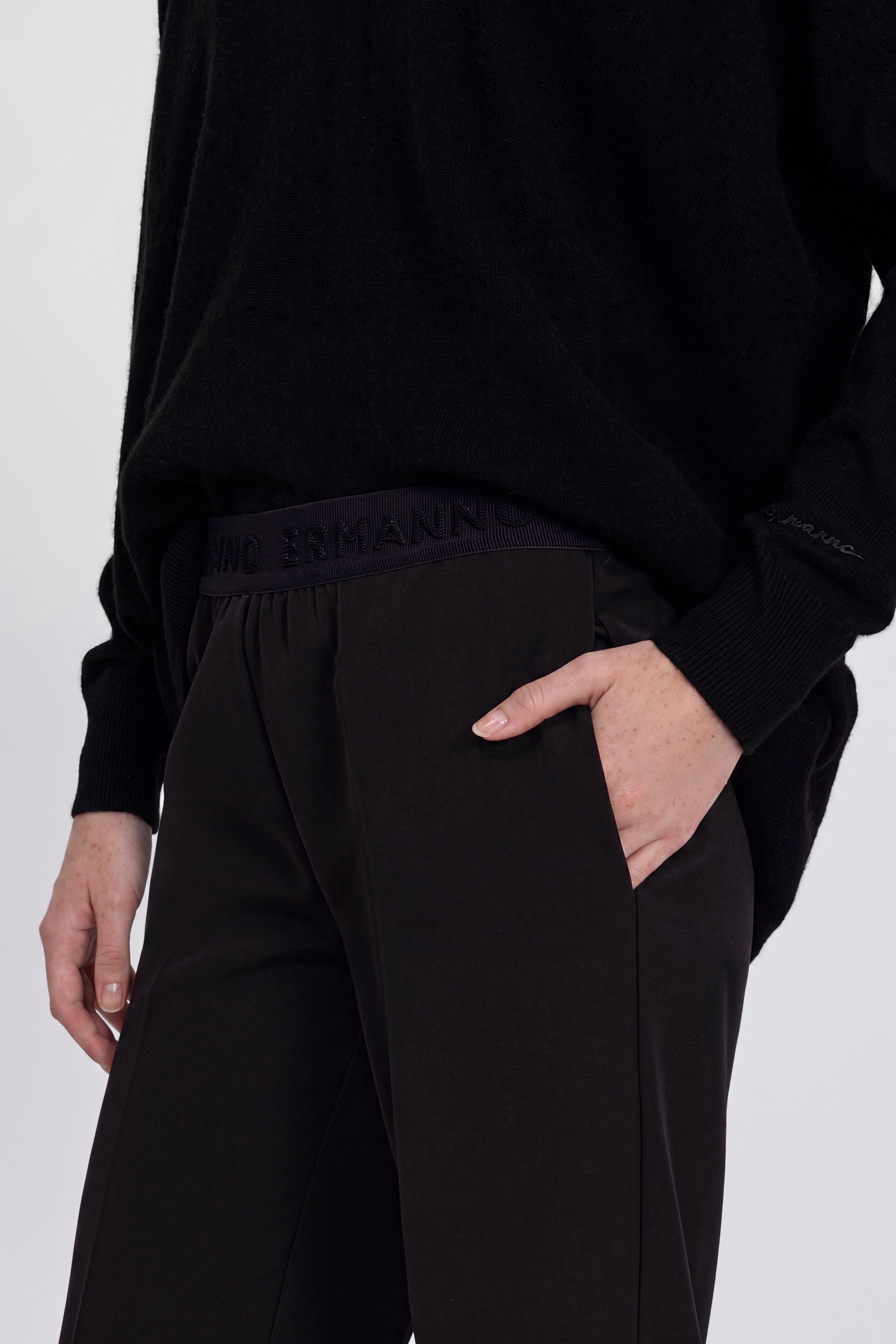 PANTALON STRETCH AVEC TAILLE ÉLASTIQUE LOGOTĖE