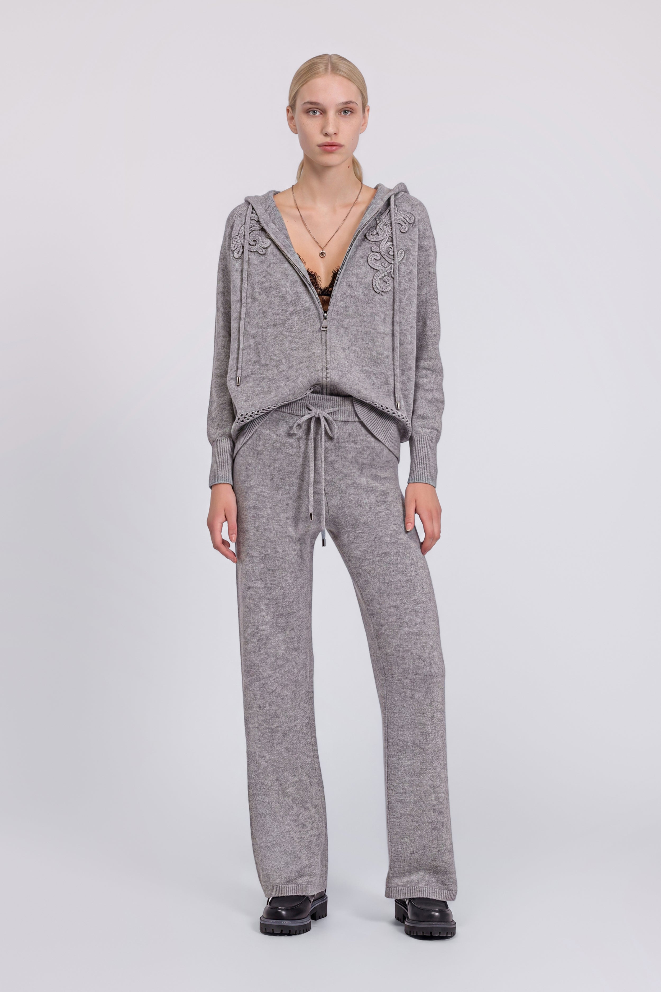 KNITTED PANTS WITH DRAWSTING