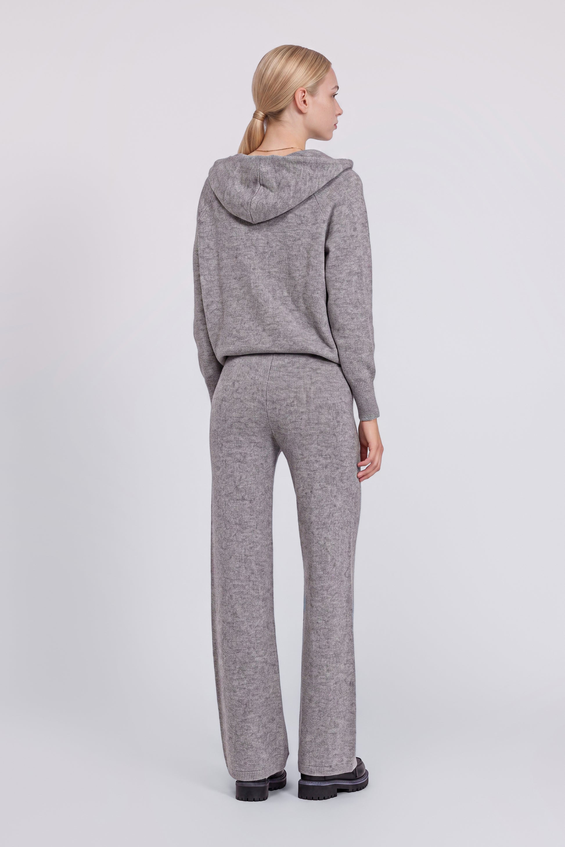 KNITTED PANTS WITH DRAWSTING