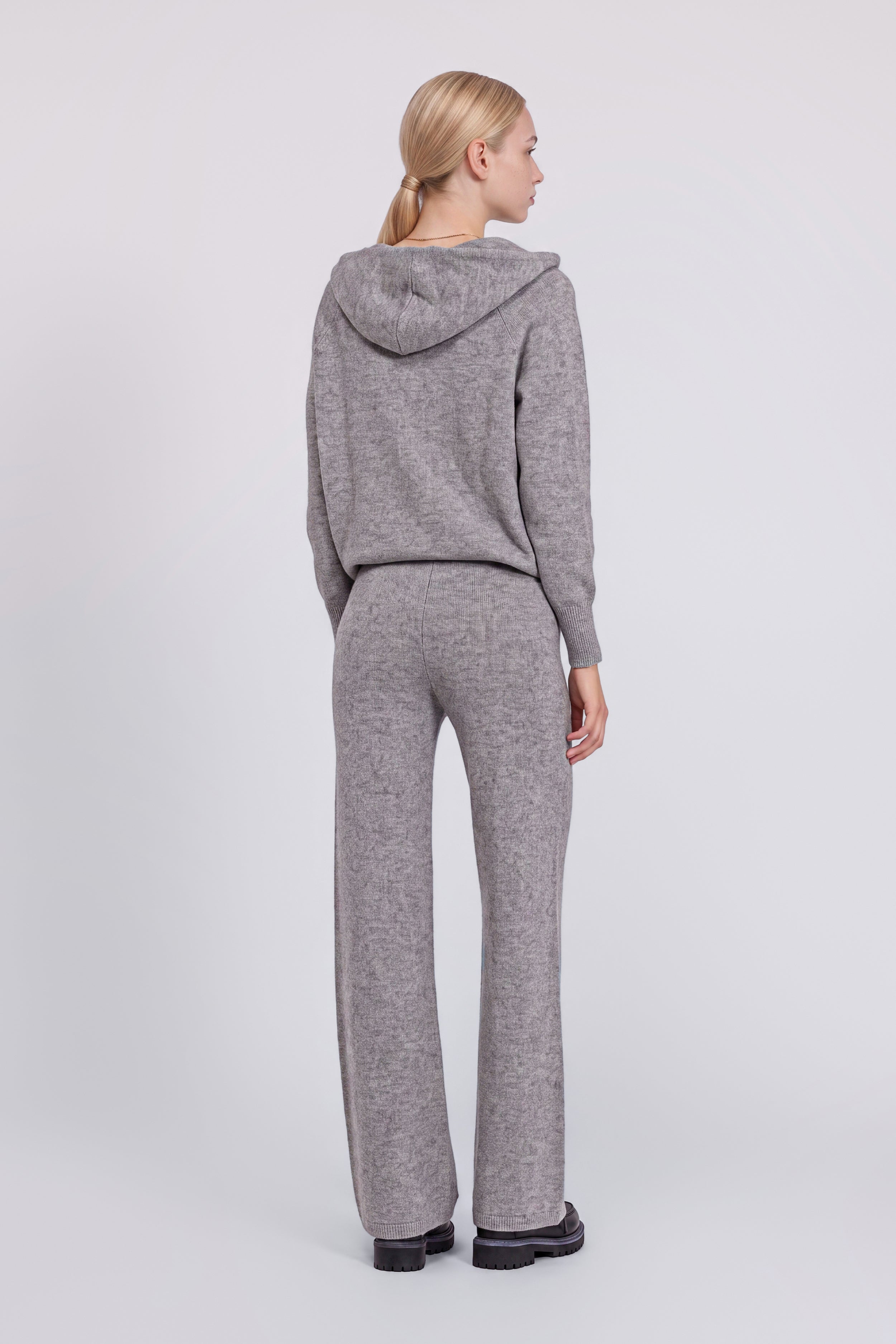 KNITTED PANTS WITH DRAWSTING