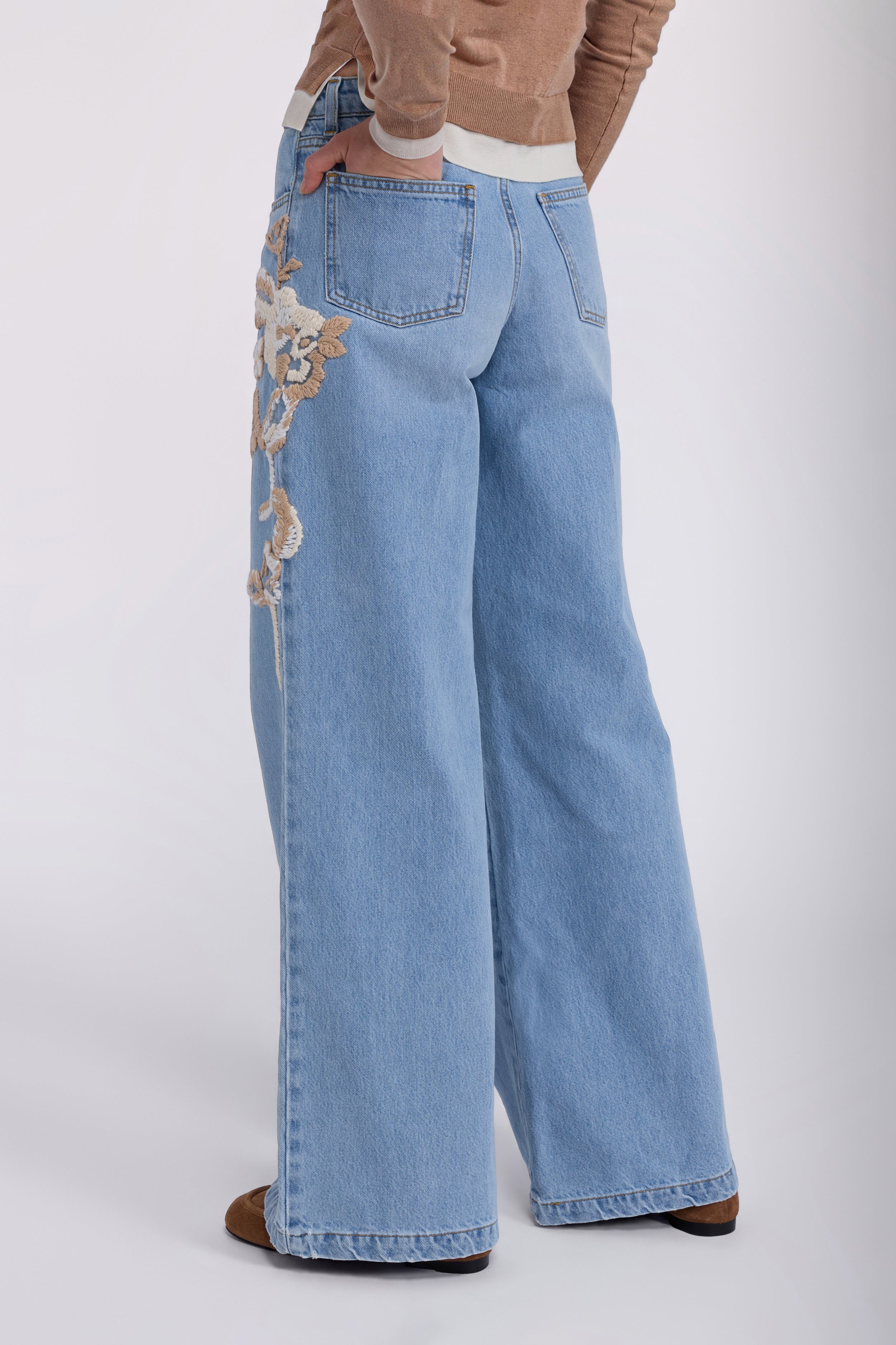 JEAN FLARE AVEC BRODERIES FLORALES