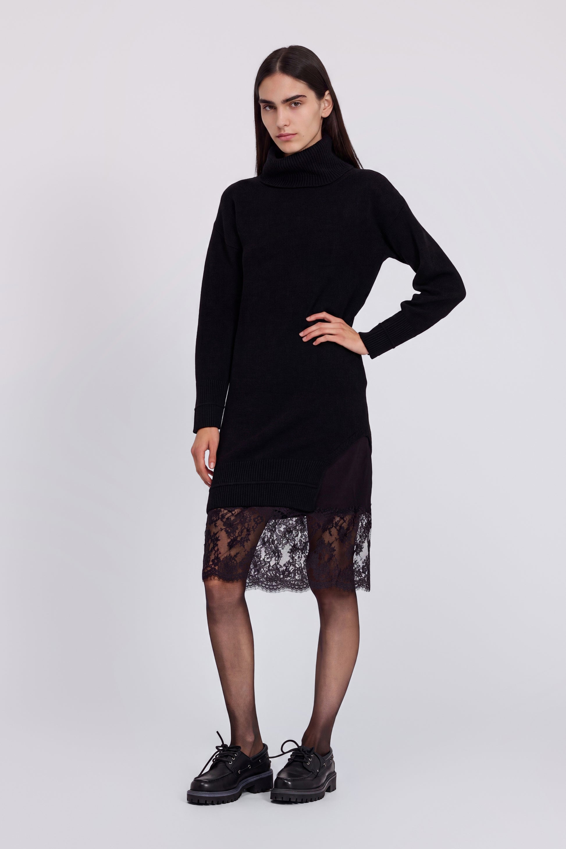 ROBE EN MAILLE AVEC COL LARGE ET DĖTAILS EN DENTELLE