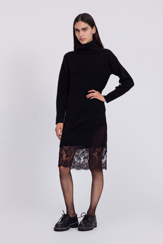 ROBE EN MAILLE AVEC COL LARGE ET DĖTAILS EN DENTELLE