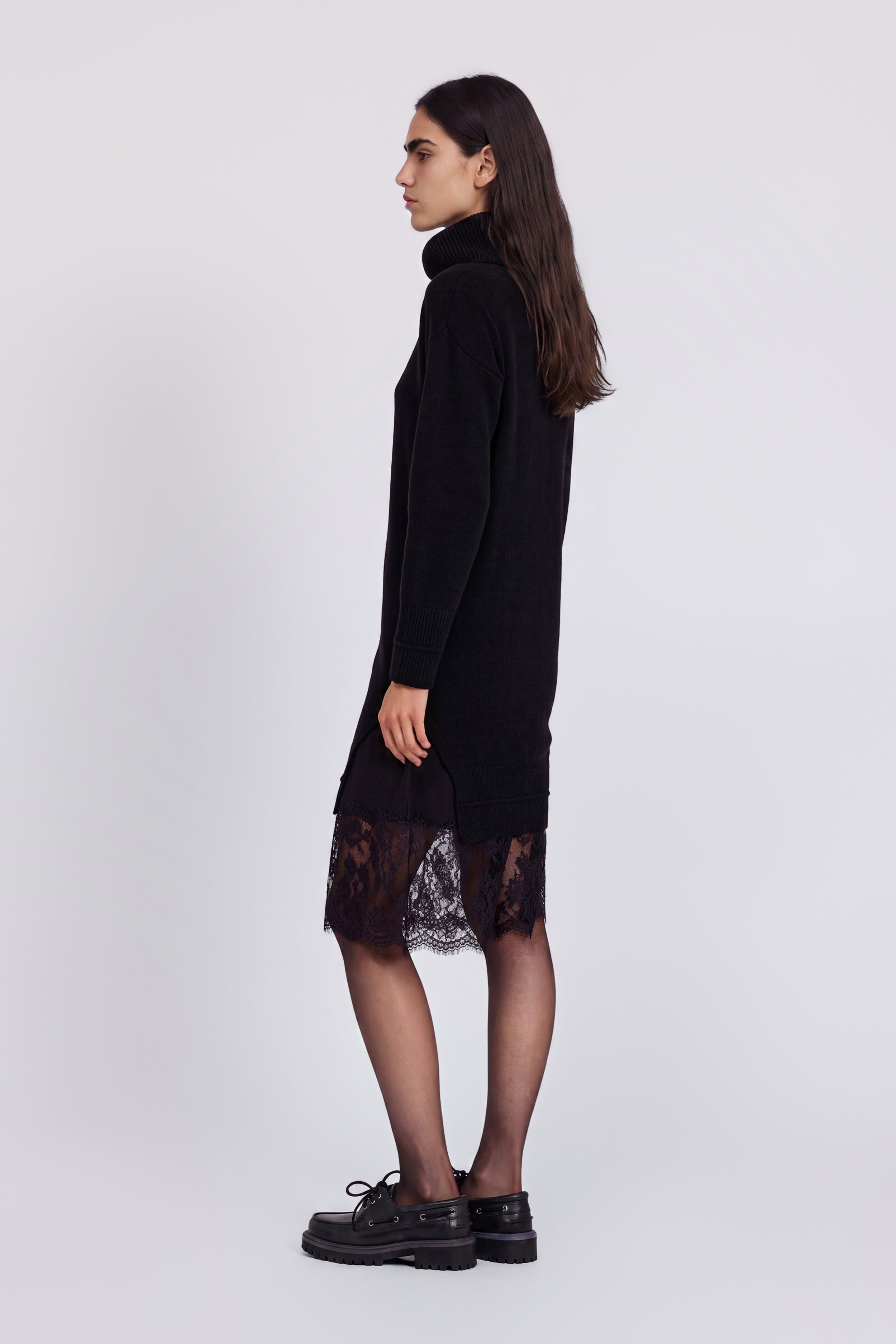 ROBE EN MAILLE AVEC COL LARGE ET DĖTAILS EN DENTELLE