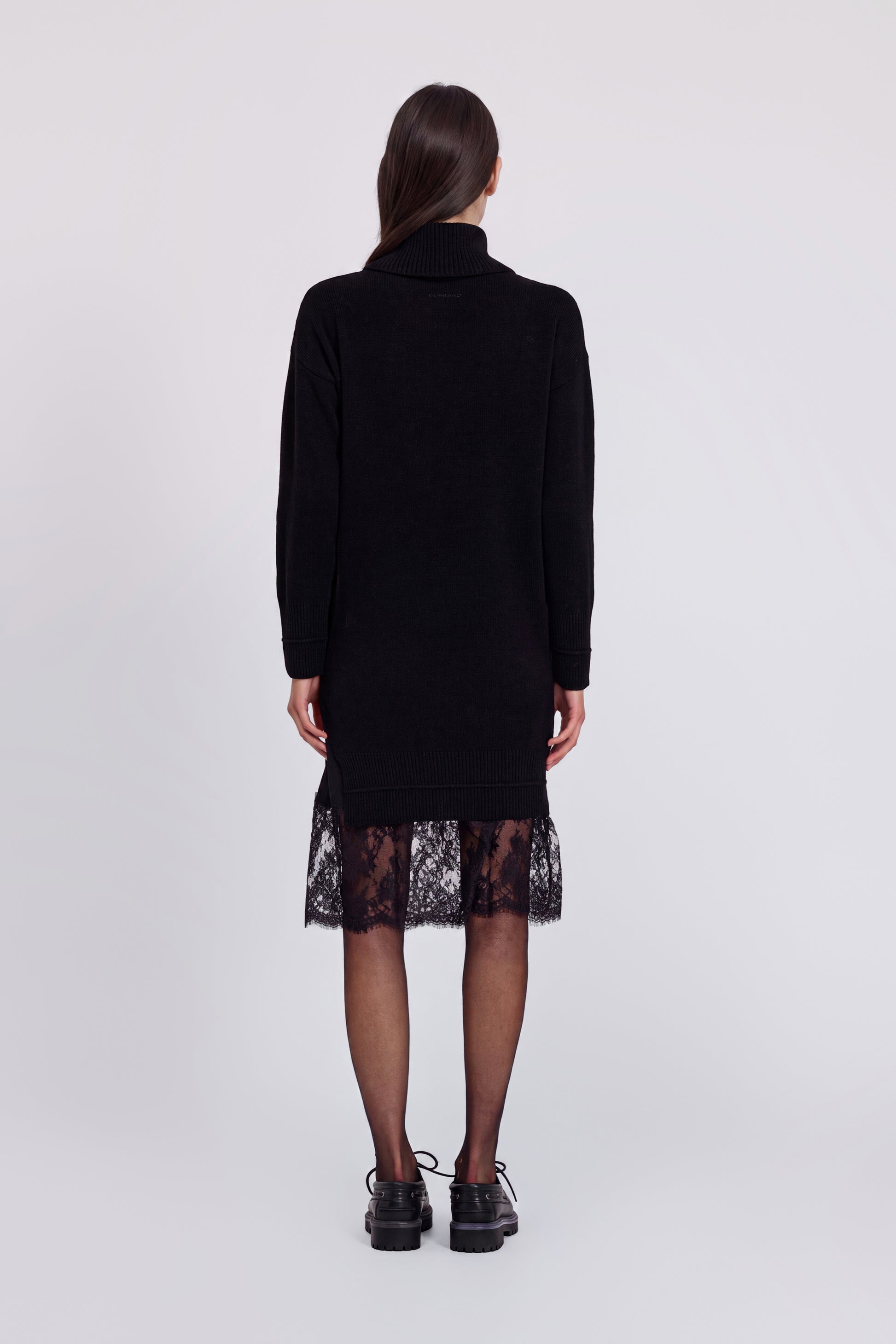 ROBE EN MAILLE AVEC COL LARGE ET DĖTAILS EN DENTELLE