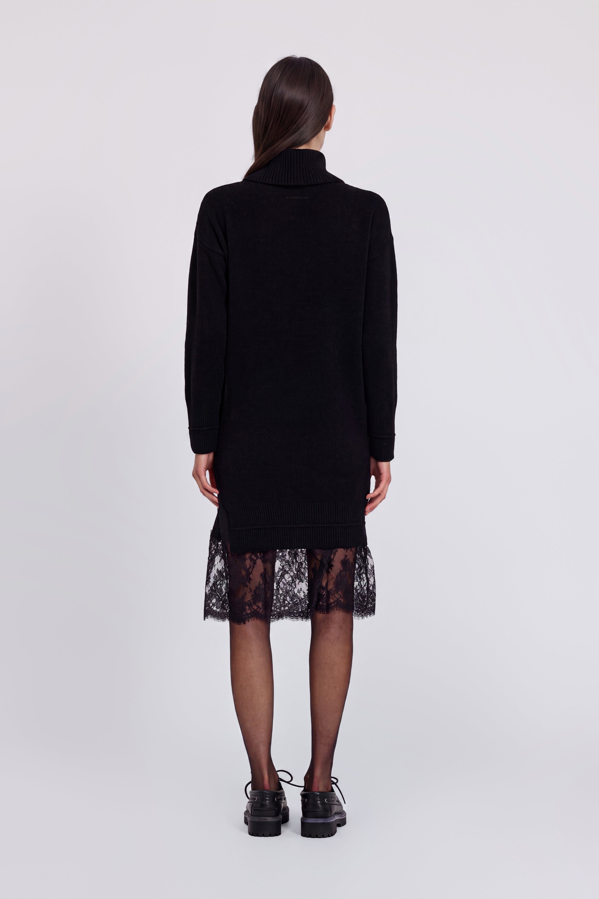 ROBE EN MAILLE AVEC COL LARGE ET DĖTAILS EN DENTELLE