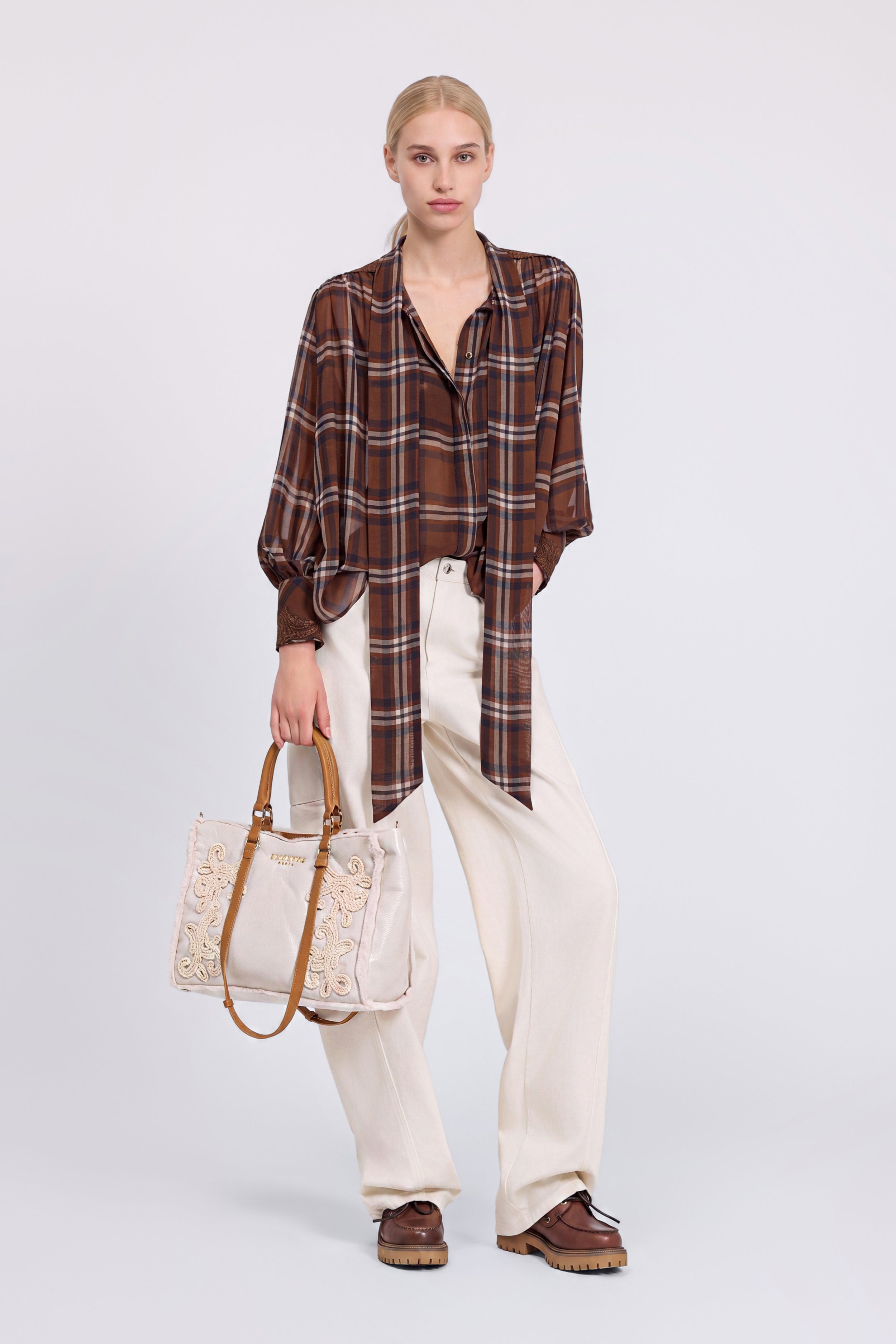 BORSA SHOPPING IN ECO-MONTONE LUCIDO CON RICAMI CROCHET