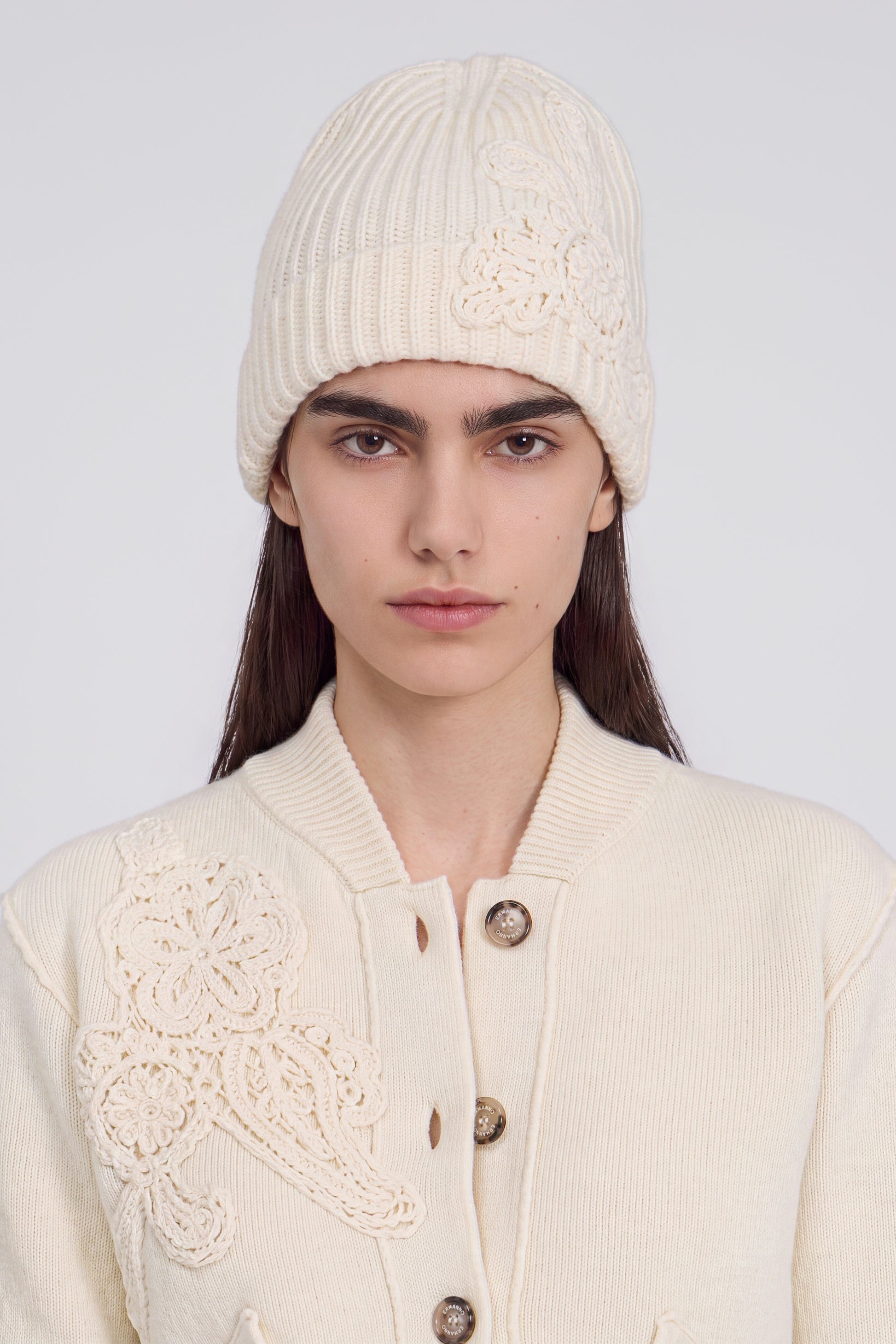BONNET EN MAILLE COTĖLĖ AVEC DĖTAILS EN CROCHET