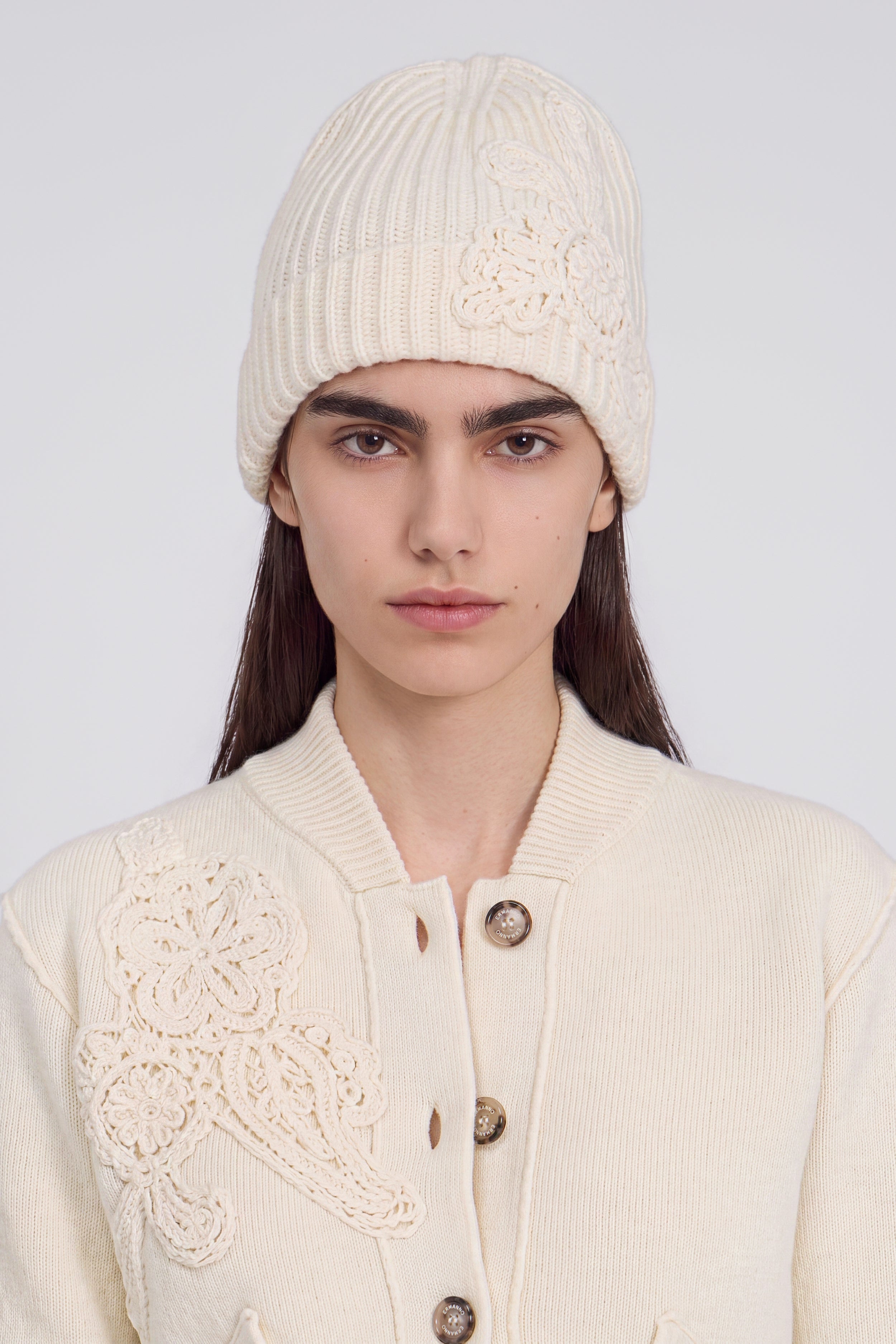 BONNET EN MAILLE COTĖLĖ AVEC DĖTAILS EN CROCHET