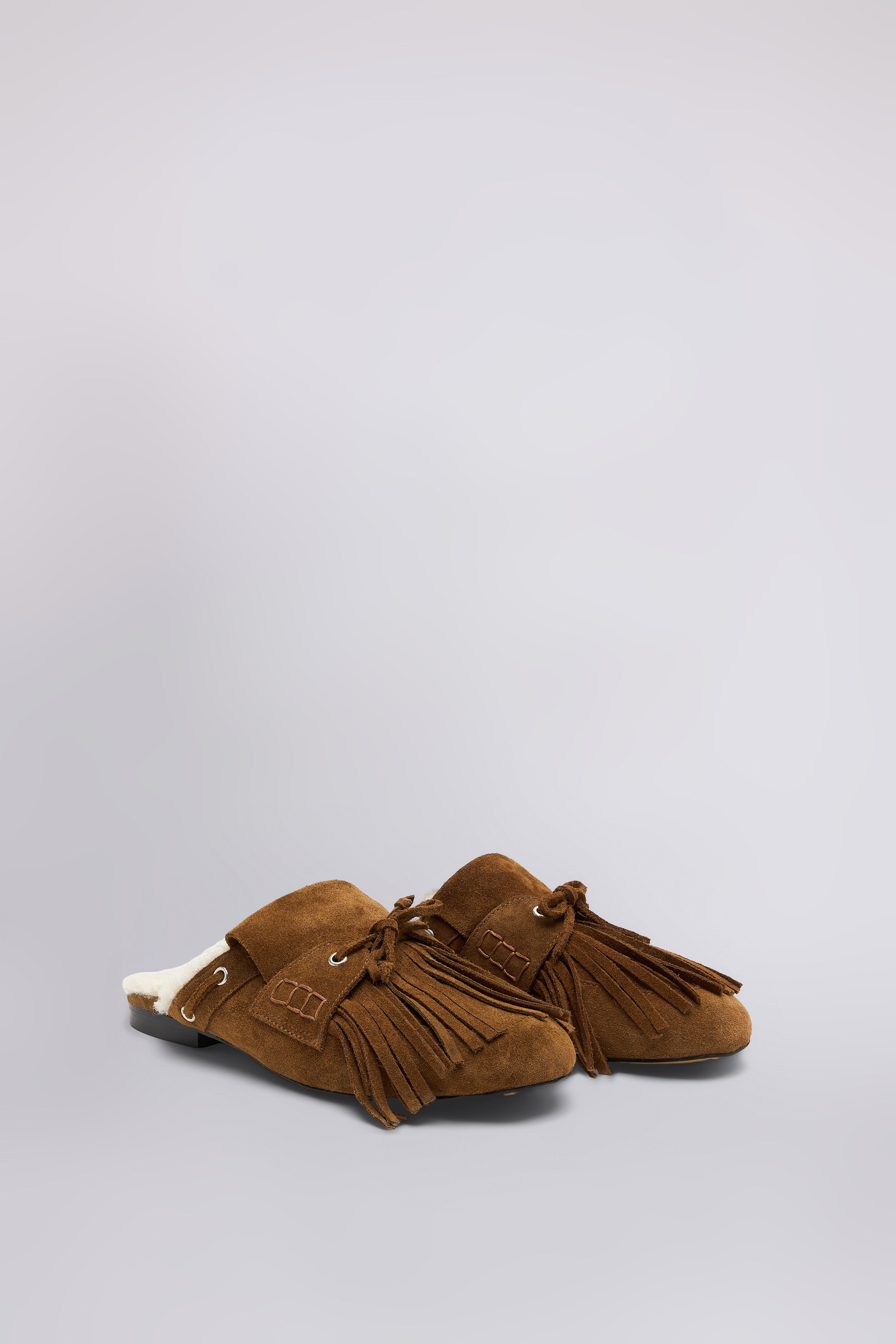 MULE IN SUEDE CON FRANGE E INTERNO RICCIOLINO