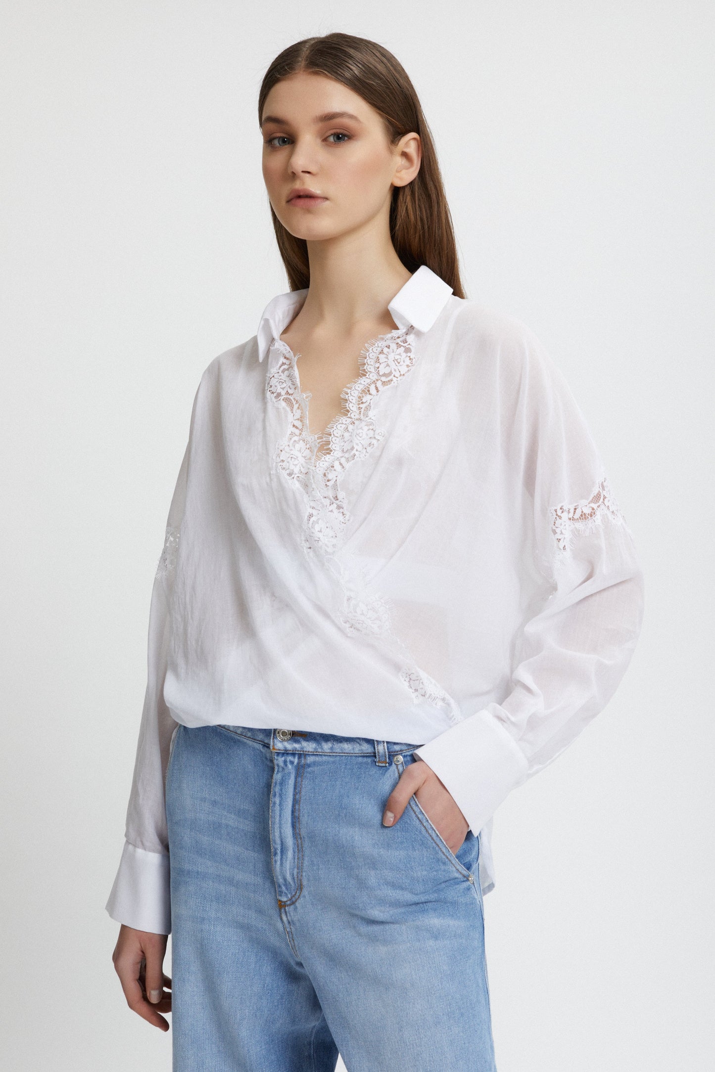 CHEMISE CROISÉE EN MOUSSELINE DE COTON AVEC DENTELLE