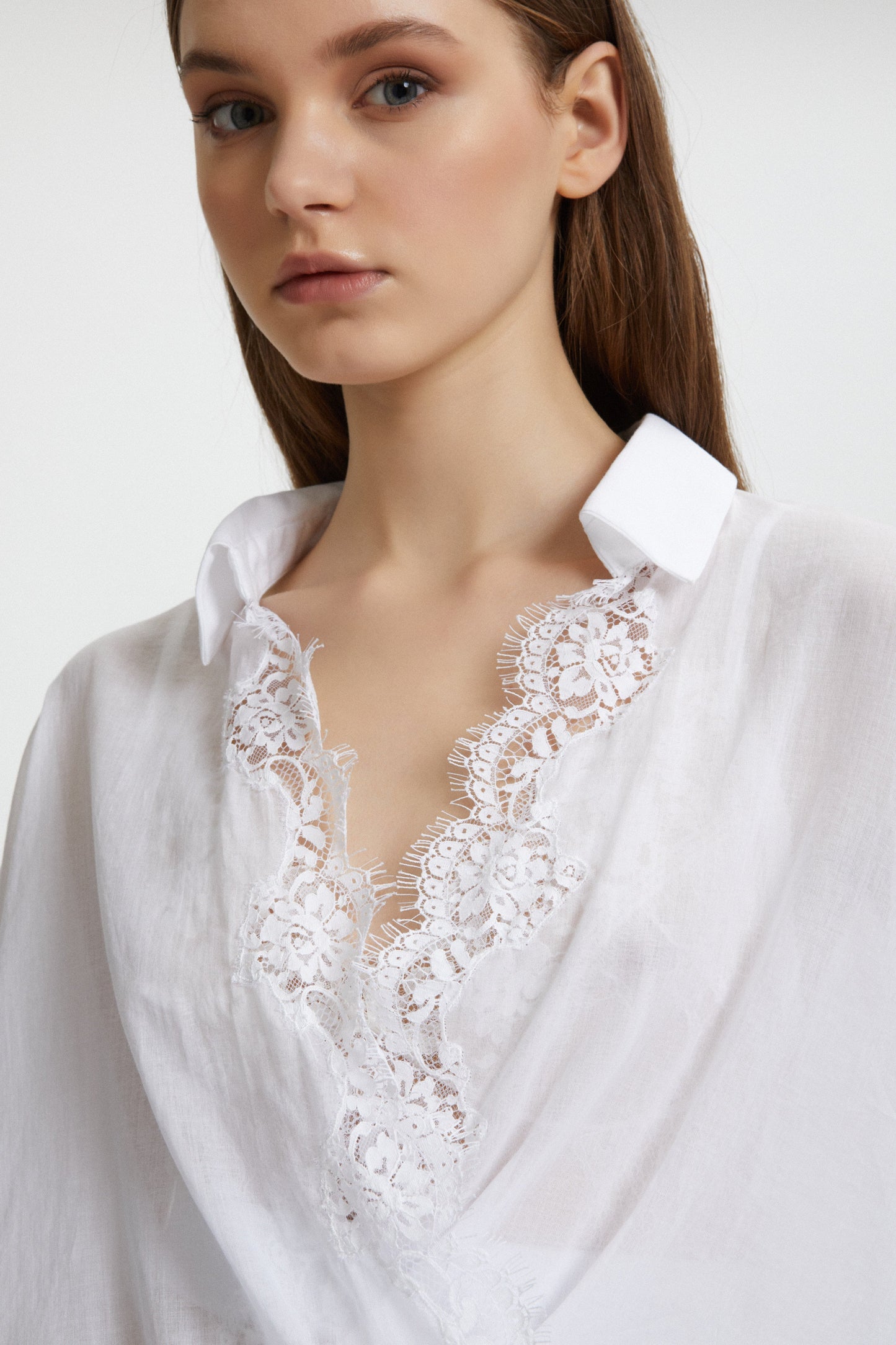 CHEMISE CROISÉE EN MOUSSELINE DE COTON AVEC DENTELLE