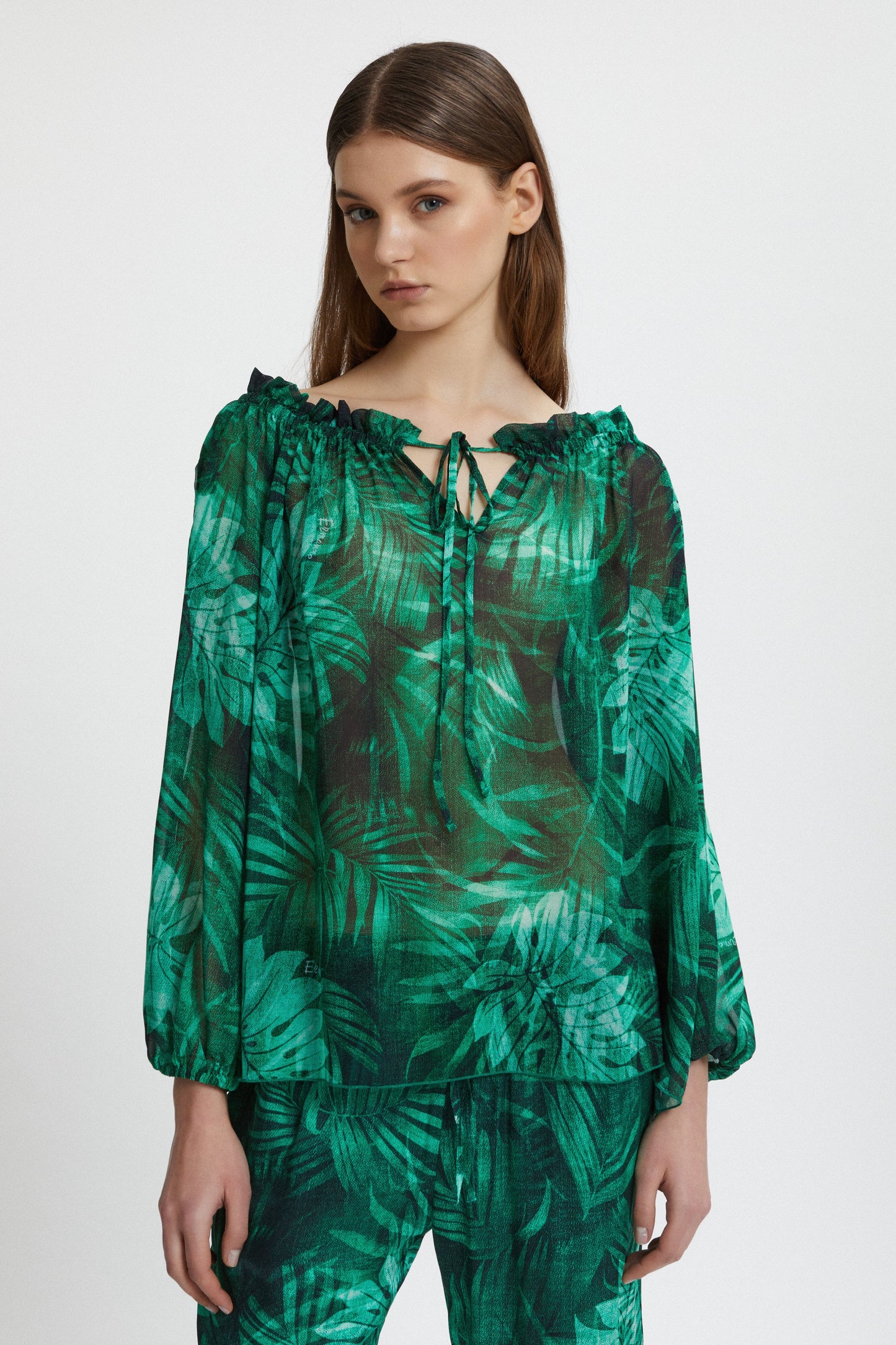 BLOUSE IMPRIMÉE ALL-OVER AVEC MOTIFS DE FEUILLES TROPICALES.