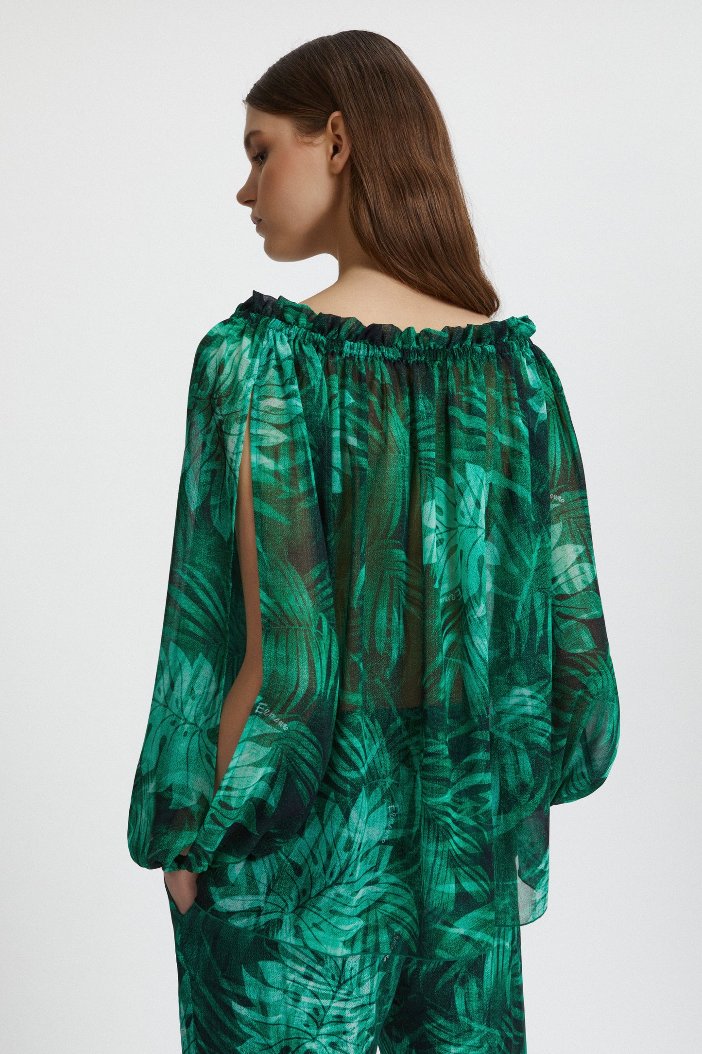 BLOUSE IMPRIMÉE ALL-OVER AVEC MOTIFS DE FEUILLES TROPICALES.