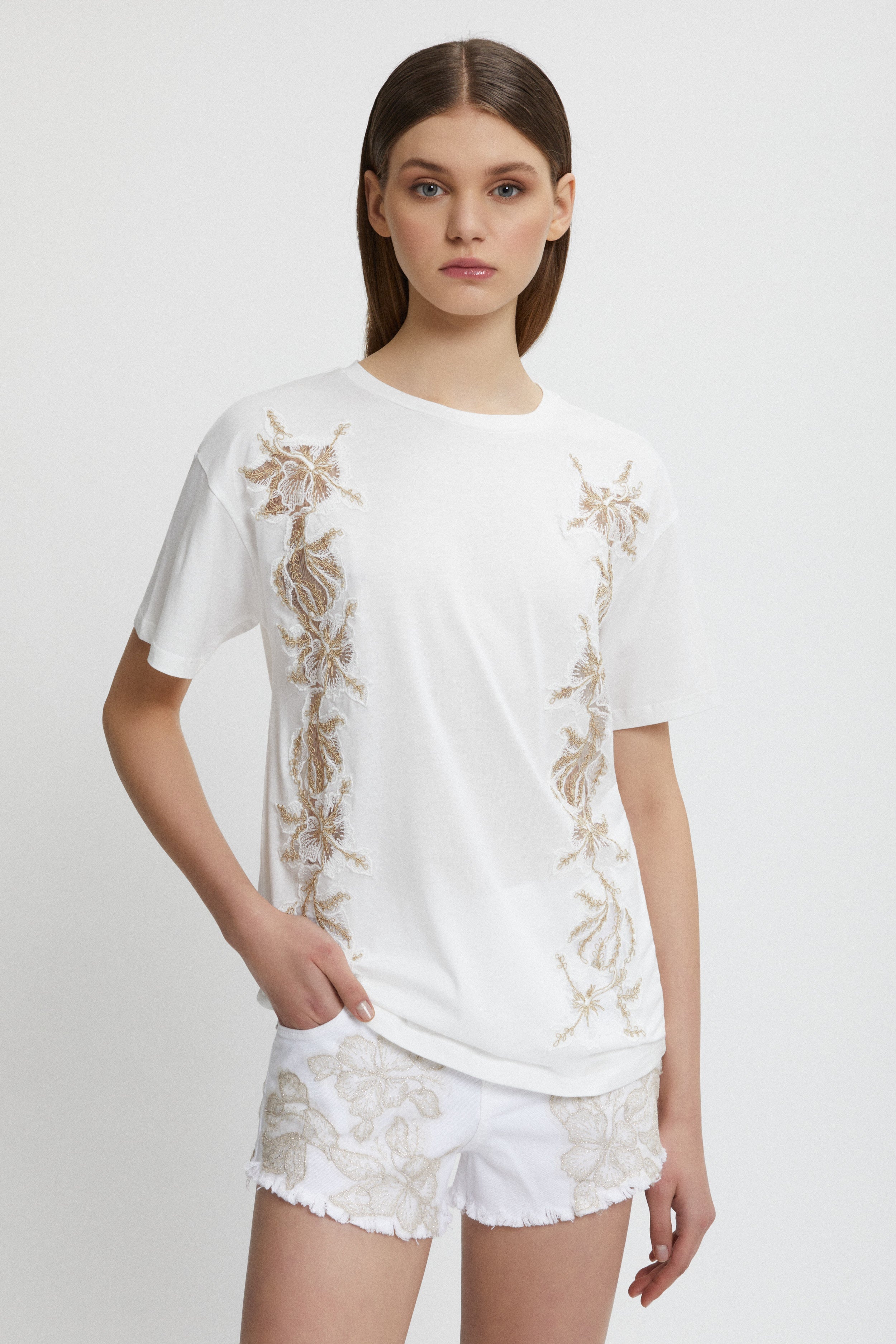 T-SHIRT WITH BICOLOR EMBROIDERY