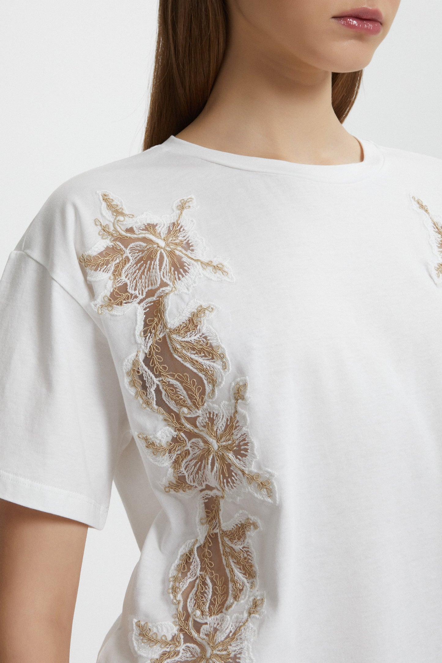 T-SHIRT AVEC DENTELLE BRODÉ BICOLORE