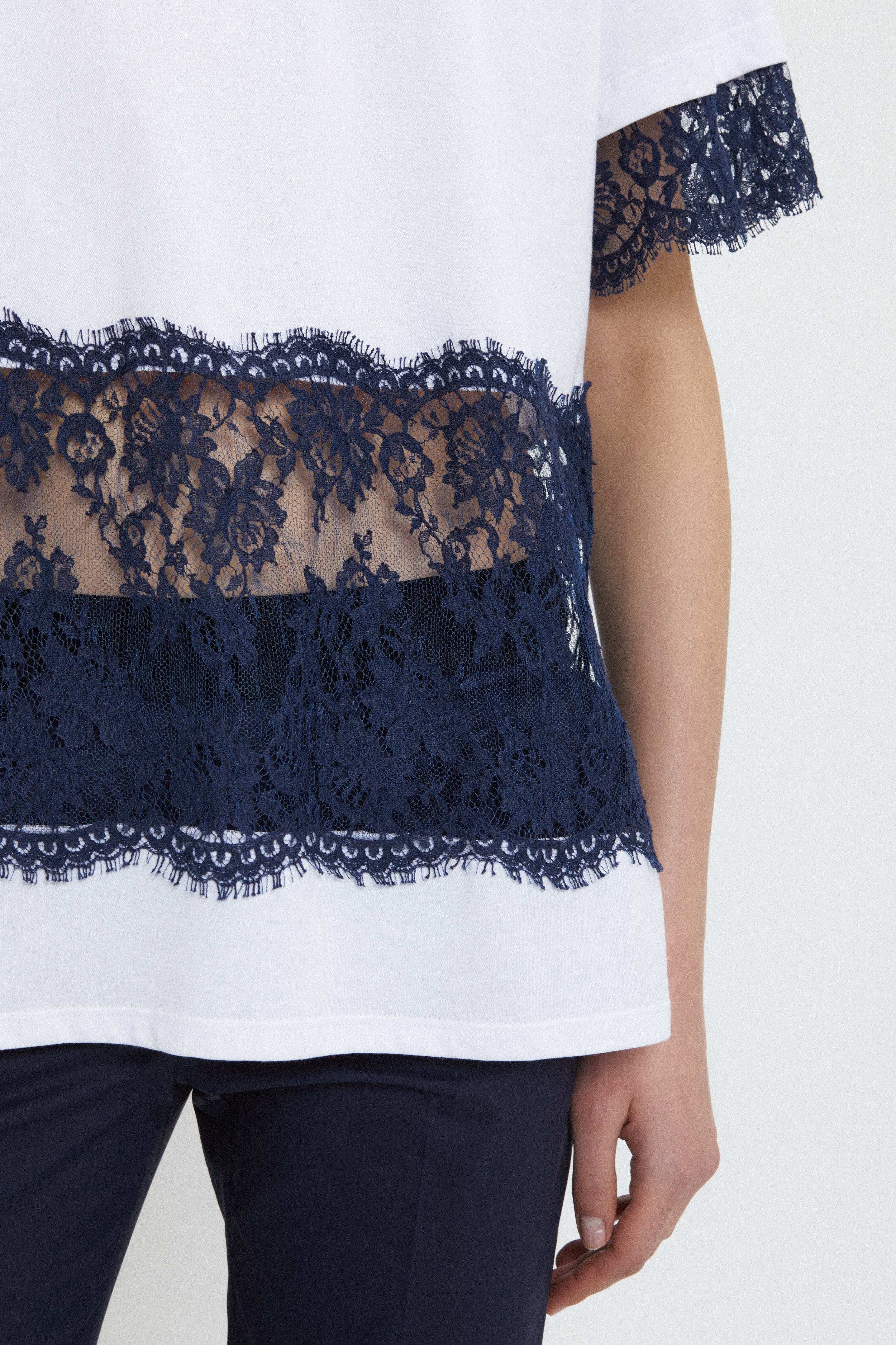 Image of T-SHIRT IN JERSEY CON INSERTI IN PIZZO VALENCIENNE